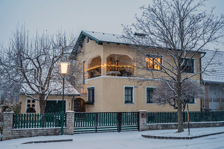 Unser Wohnhaus am Mühlbach in Katzelsdorf im Weihnachtsschmuck bei Schneefall am 1.Dezember-Morgen